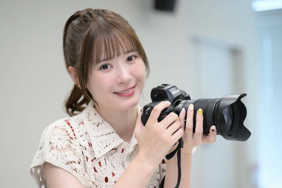 ドラマでカメラマン役を演じた生田衣梨奈