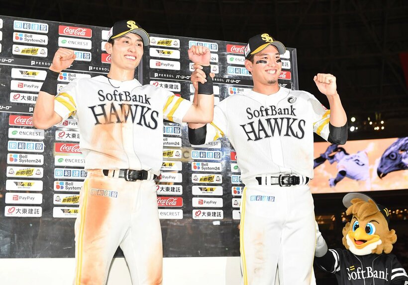 お立ち台でサヨナラ犠飛の栗原(右)と並ぶソフトバンク・周東