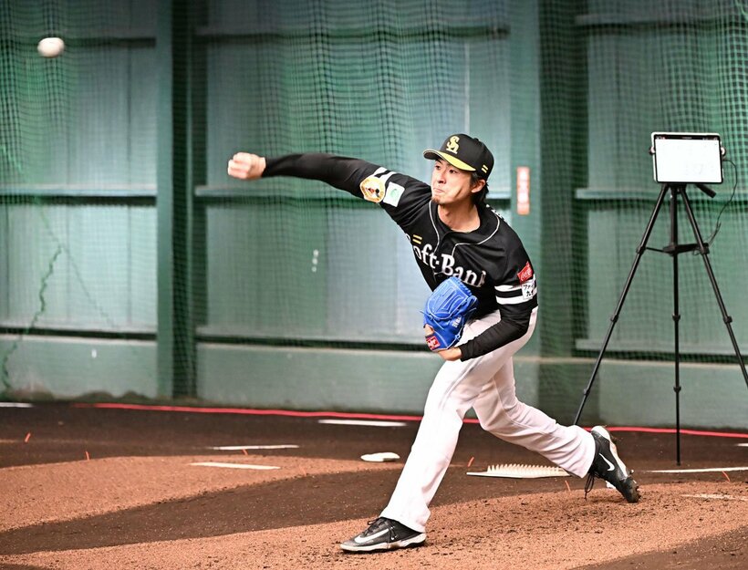 ブルペンで投球練習する上沢直之