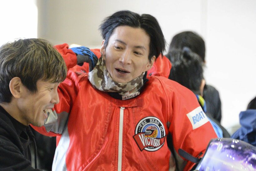復帰初日の好成績に、安どの表情の松尾充(右)