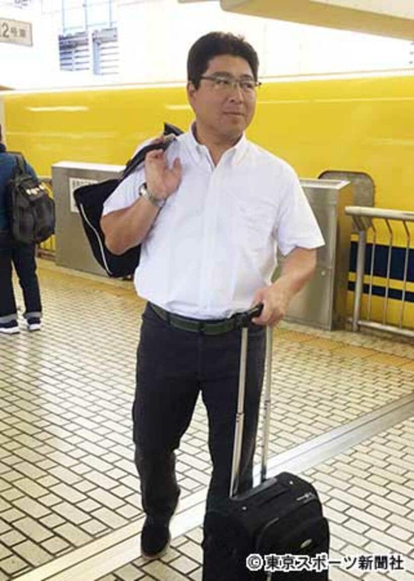 ドクターイエローの前で取材に応じた真中監督