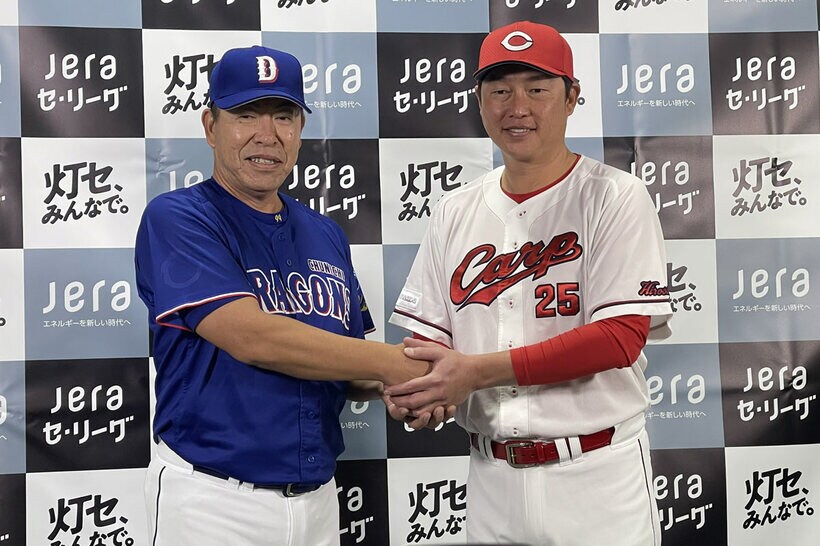 中日・井上一樹監督（左）と広島新井貴浩監督