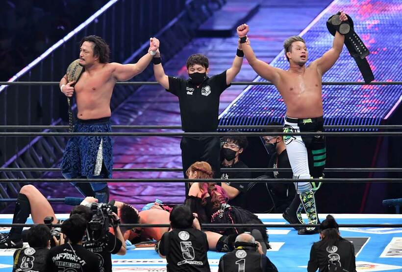  ＩＷＧＰタッグ王座を初戴冠したＹＯＳＨＩ―ＨＡＳＨＩ（右）と後藤（東スポWeb）