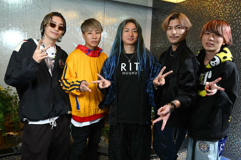 Ｒｅｐｅｚｅｎ　Ｆｏｘｘ（左からＤＪ脇、ＤＪ銀太、ＤＪ社長、ＤＪふぉい、ＤＪまる）