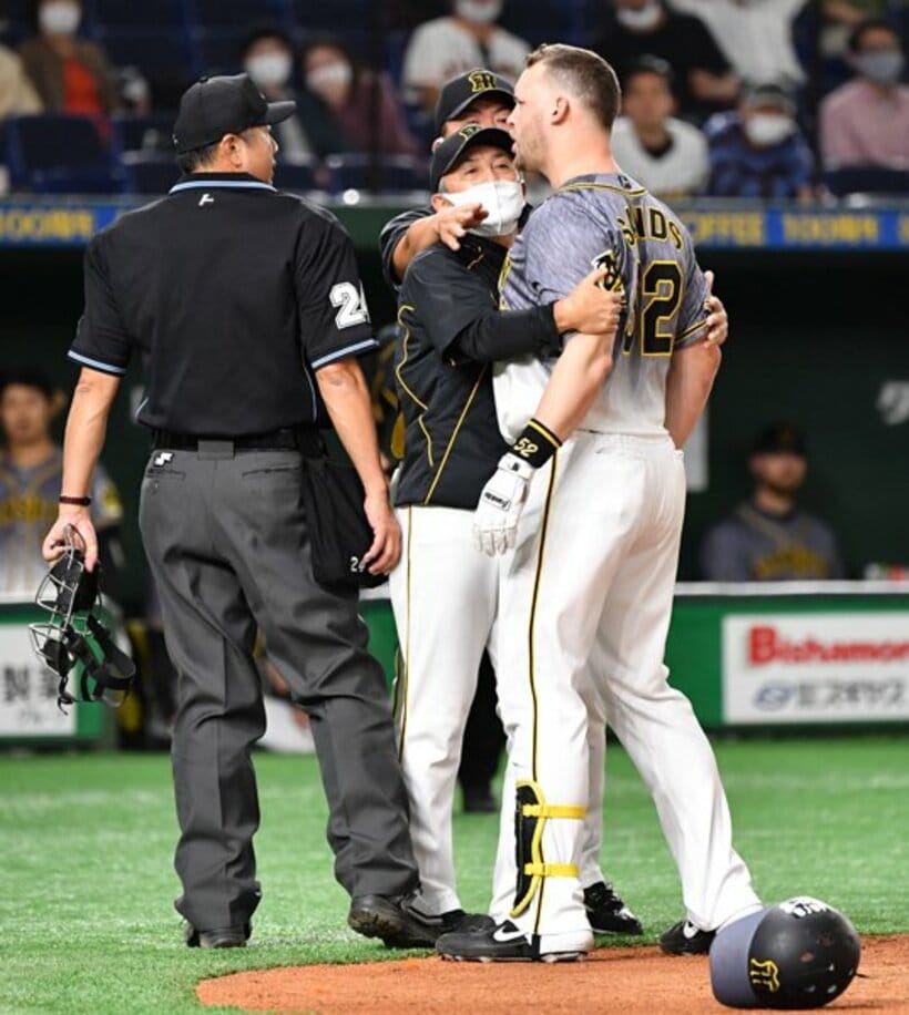  球審に詰め寄る阪神・サンズ㊨。このあと退場となった