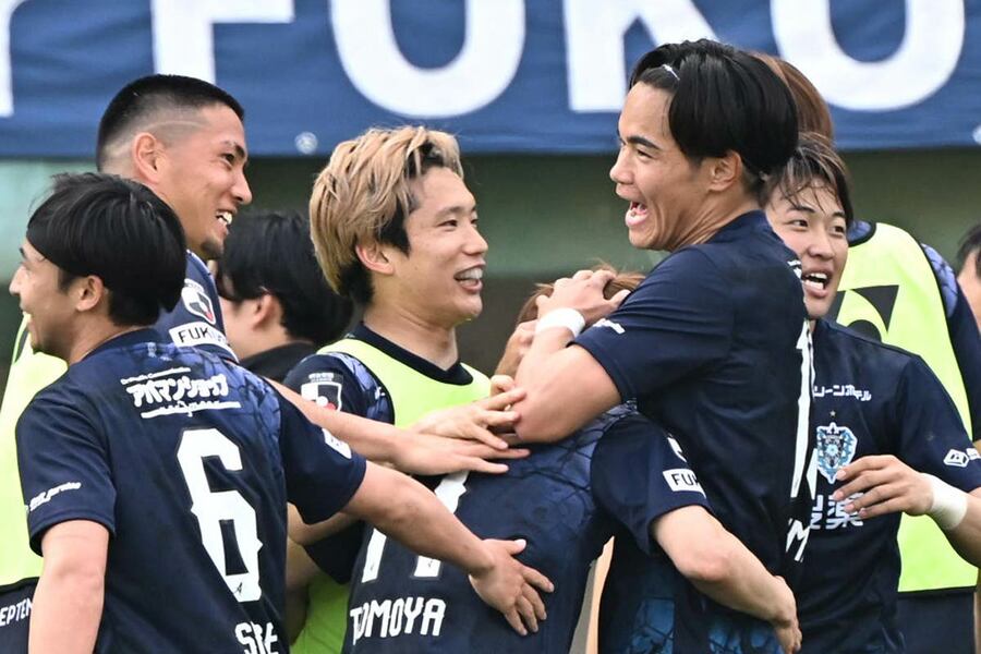 ゴールを決めた見木友哉を祝福する辻岡佑真（右から２人目）