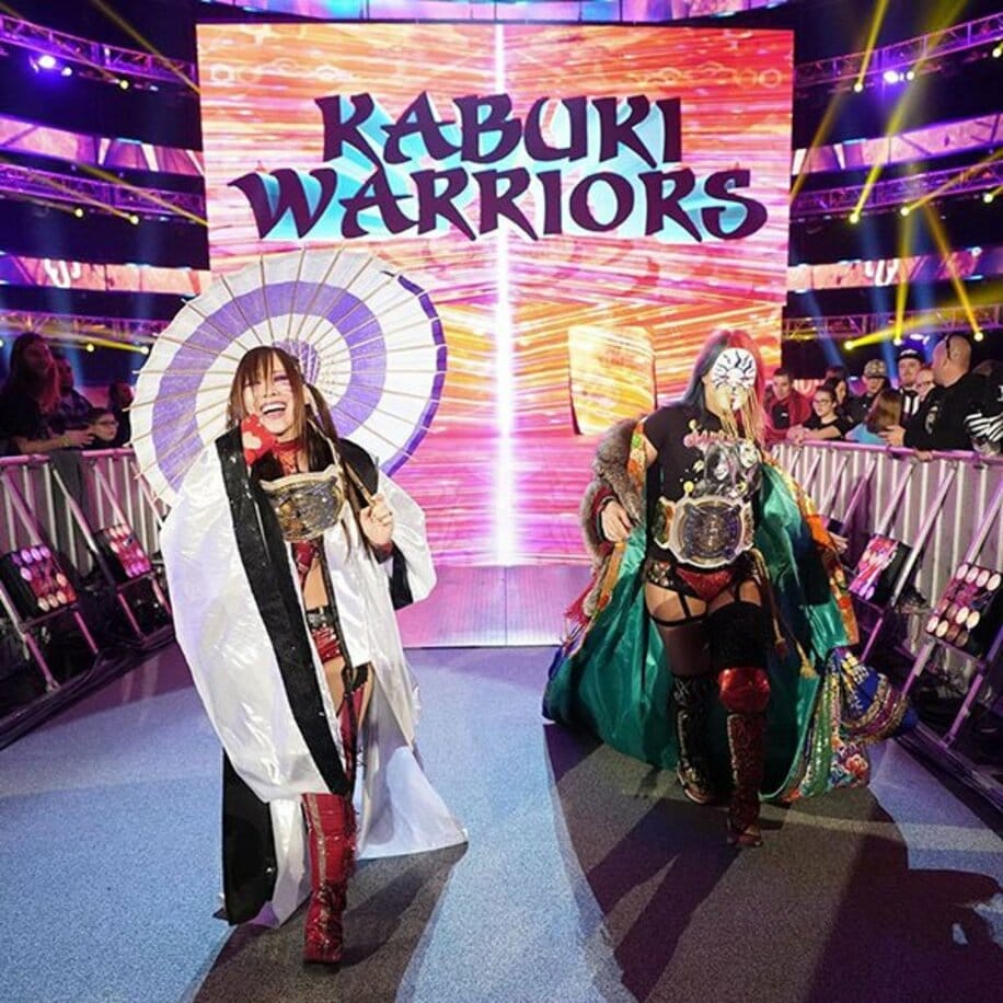  ベッキーに挑むアスカはカイリ（左）のセコンドとして登場した（C) 2020 WWE, Inc. All Rights Reserved.
