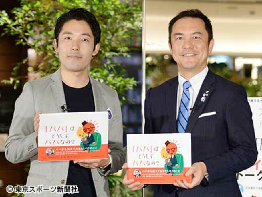 オリエンタルラジオの中田敦彦（左）と鈴木英敬三重県知事