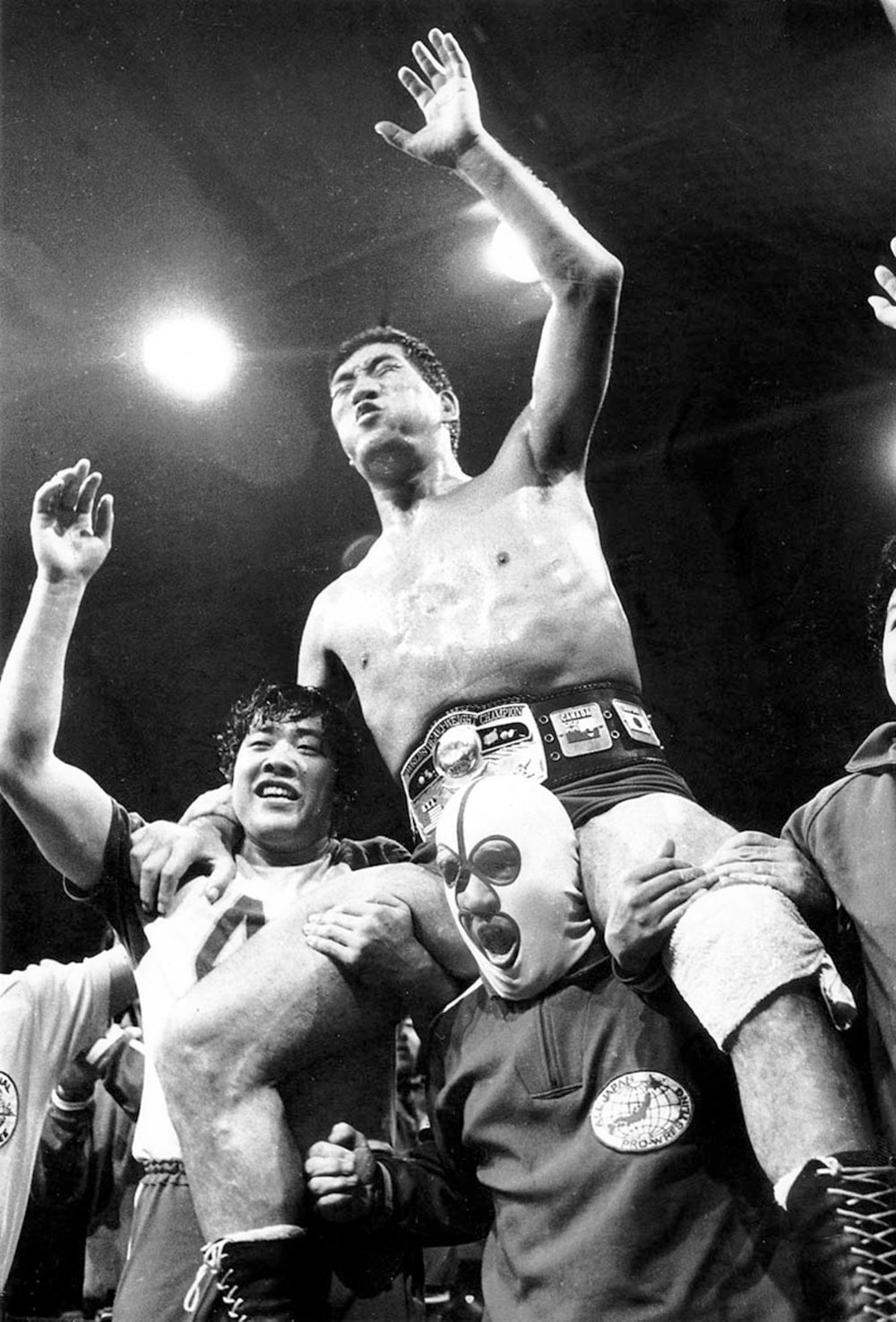 悲願のNWA世界王座を奪取した馬場（１９７４年１２月、鹿児島）