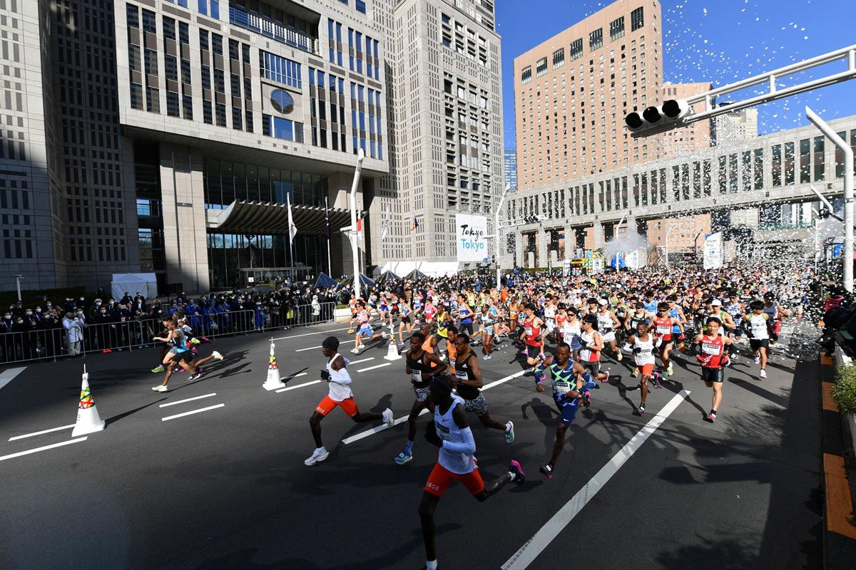 東京マラソン レース中に鈴木健吾とペースメーカーが会話 ファンは 何話してるんだろう と興味津々 東スポweb
