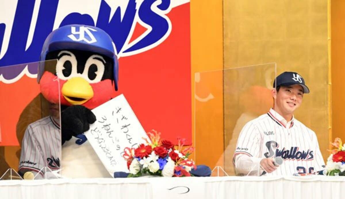 写真：ヤクルト・つば九郎 ドラ1・木沢にクギ「3ねんご ぽすてぃんぐ 