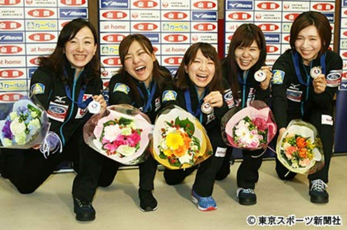 カーリング女子帰国 世界選手権銀メダルでも 心配な 新型ブラシ 東スポweb