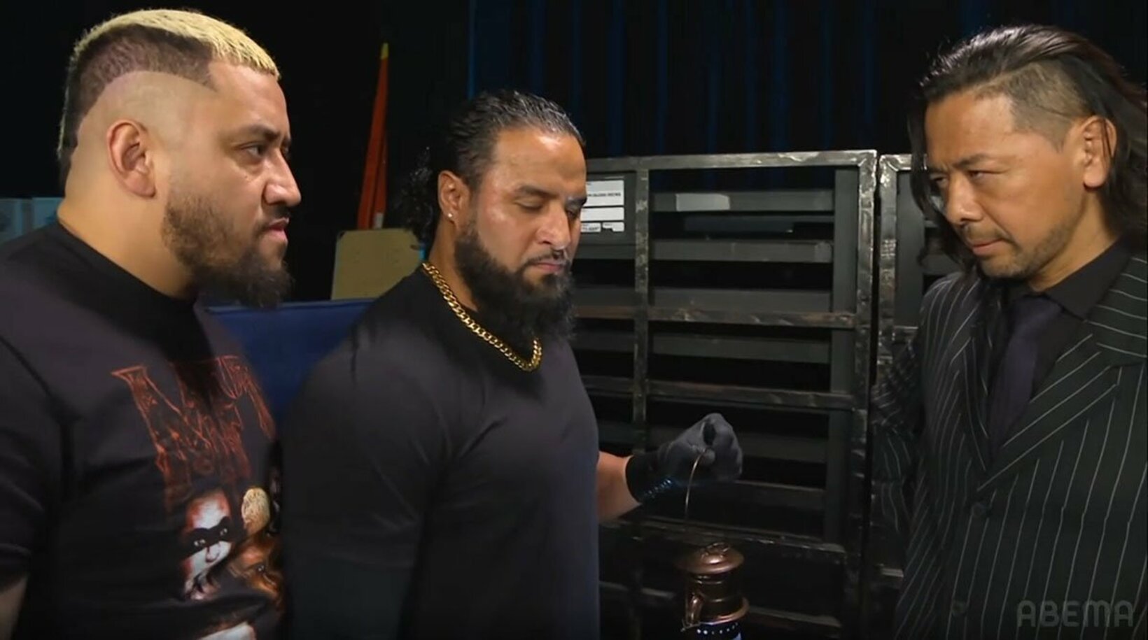 中邑真輔(右)との会話をソロ・シコア(左)が遮断した（©AbemaTV, Inc.）