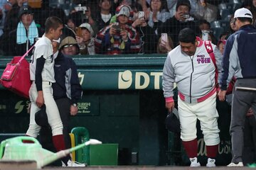 試合に敗れグラウンドに礼をする大阪桐蔭・西谷監督