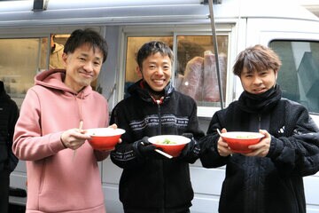 ラーメンを手にする（左から）鈴木清、小林瑞季、吉原恭佑　