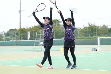 インカレ女子ダブルスで優勝した中谷さくら(左)と前田梨緒（画像提供：SOFT TENNIS Navi）