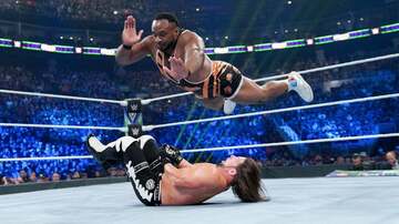  ＡＪスタイルズ(下)を攻めるビッグＥ(©2021 WWE, Inc. All Rights Reserved.)