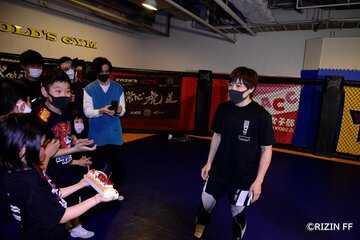  ジムの子供たちからバースデーケーキをプレゼントされた浜崎朱加（右）