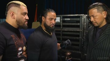 中邑真輔(右)との会話をソロ・シコア(左)が遮断した（©AbemaTV, Inc.）