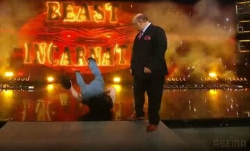 豪快にズッコケたブロック・レスナー（左）にポール・ヘイマンもあぜん ⒸAbemaTV, Inc.