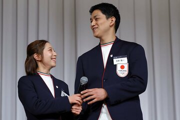 日本スケート連盟年間表彰式で見つめ合う三浦璃来と木原龍一（写真アフロ/JSF）