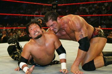WWEでTAJIRI（左）は〝組織の中で機能する〟意識を学んだ（04年5月）