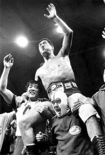 悲願のNWA世界王座を奪取した馬場（１９７４年１２月、鹿児島）