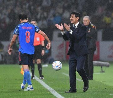  雨の中、選手を鼓舞する森保監督（東スポWeb）