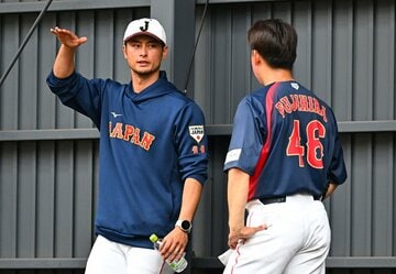 ブルペンで話すダルビッシュ有（左）と楽天・藤平尚真