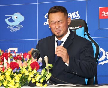 会見で涙を浮かべる中田翔