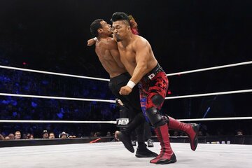 ARフォックス（右）にパンピングボンバーを叩き込む鷹木信悟©All　Elite　Wrestling