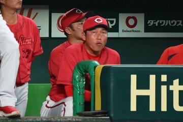 ベンチで戦況を見守る広島・新井監督
