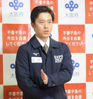  １２日、記者団の囲み取材に答える吉村知事