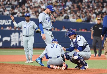 マウンドにうずくまるシュナイダー（中）
