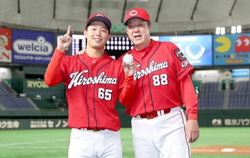  初勝利を佐々岡監督(右)に祝福される広島・玉村
