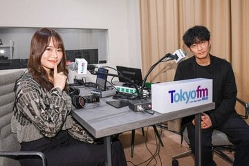 左から山崎怜奈　津田健次郎