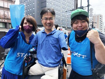  乙武洋匡氏(中央)の応援に駆け付けたへずまとしいちゃん（東スポWeb）