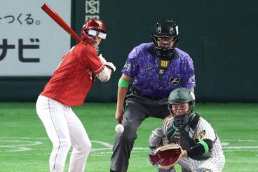 楽天カードのサングラスで打席に立った全パの辰己涼介(左)