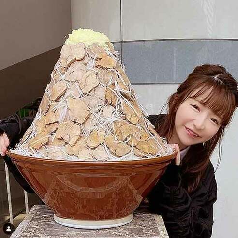 ゴン えりもあずき10kg もえあずが重さ10キロの巨大チョモランマラーメンとの2ショット写真
