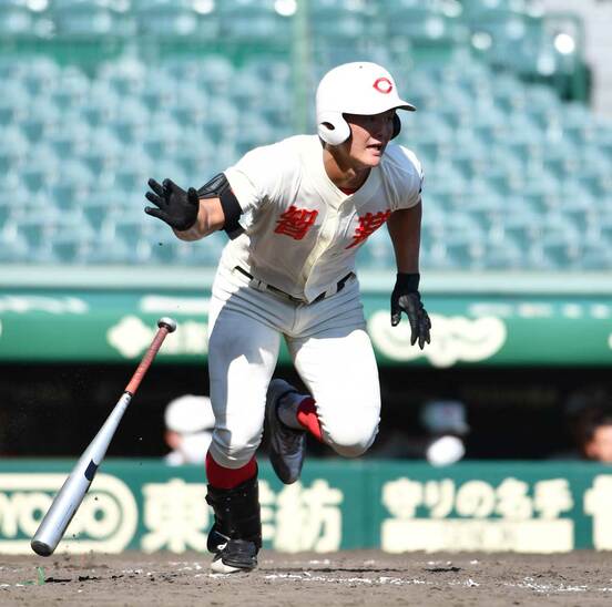  ５回、右前打を放つ智弁学園・前川