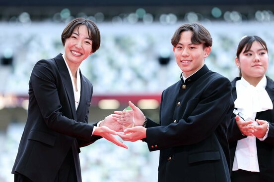 新人賞を受賞した清水空跳(右手前)。左はプレゼンターの寺田明日香さん(代表撮影)