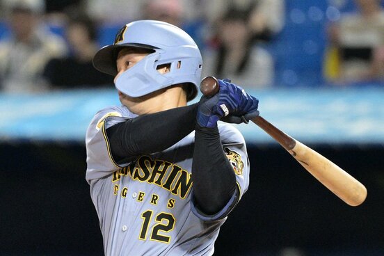 9回、勝ち越しホームランを放つ阪神・坂本誠志郎
