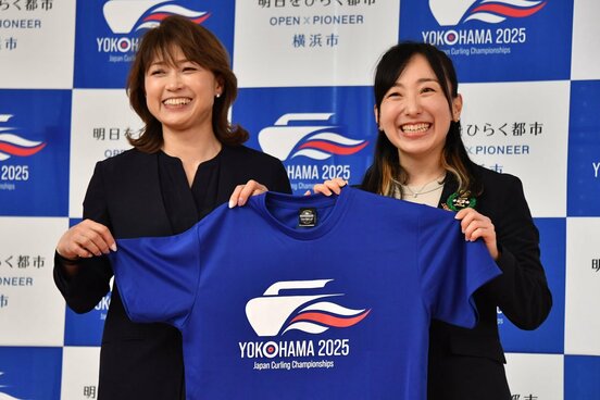 「横浜ＢＵＮＴＡＩ」での開催を発表した岡崎朋美理事（左）と藤沢五月