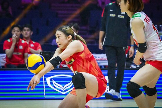 3位を決めるイラン戦では、ストレート勝ちに貢献した石川真佑(左=Volleyball World提供)