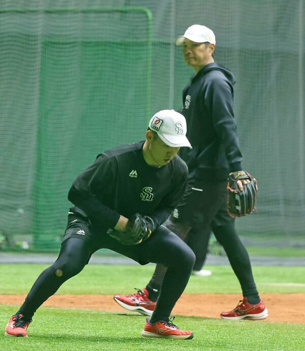 調整する海野隆司(左)を見守る小久保監督