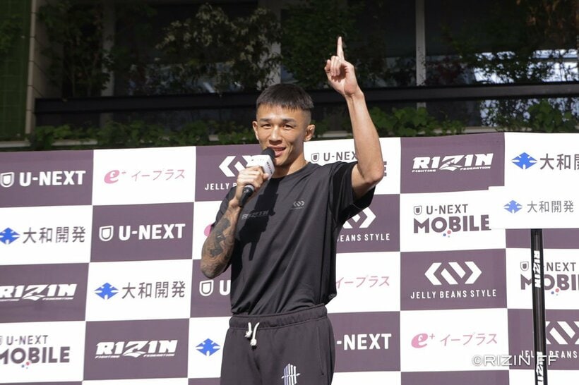 相手が計量を失敗し一人で公開計量の会場に姿を見せた萩原