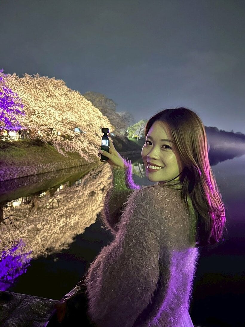 夜桜を楽しむ牧原真由さん