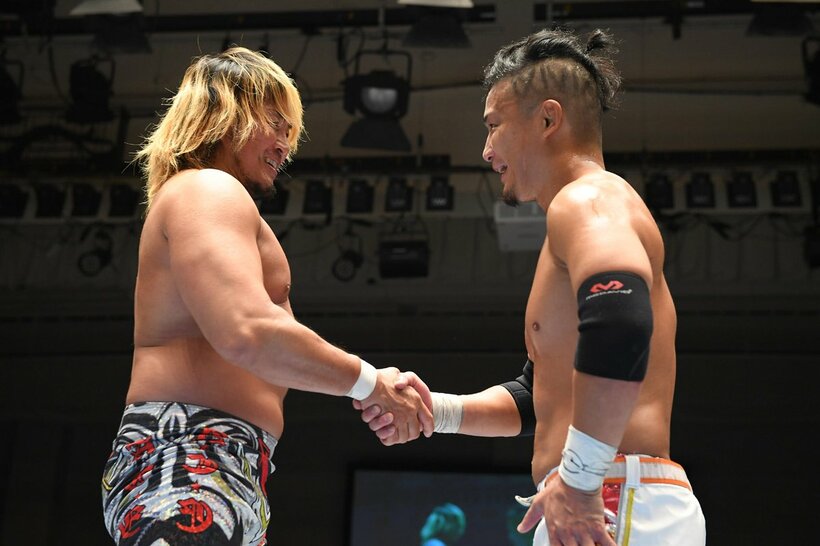  新日復帰戦を勝利で飾り、パートナーの棚橋(左)と握手するKUSHIDA（東スポWeb）