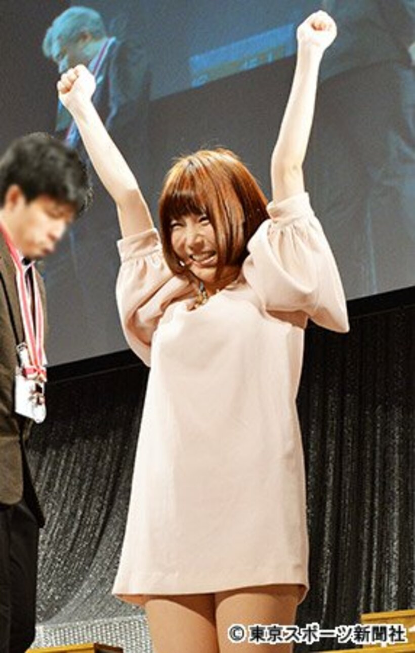  両手を突き上げ満面の笑みを見せた佐倉絆