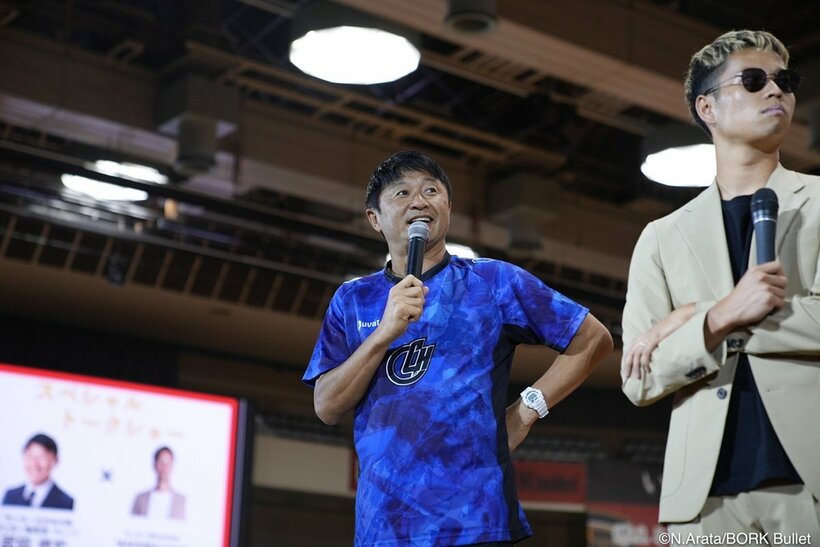  トークショーを行う武田修宏氏（左）とマキヒカ
